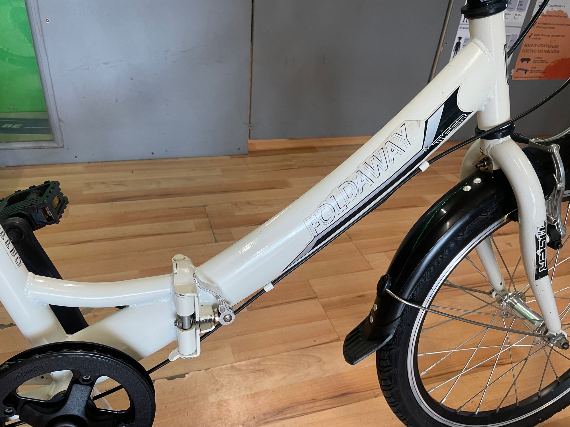 TIGER FOLDAWAY FOLDING BIKE  14” Frame,
WHITE
