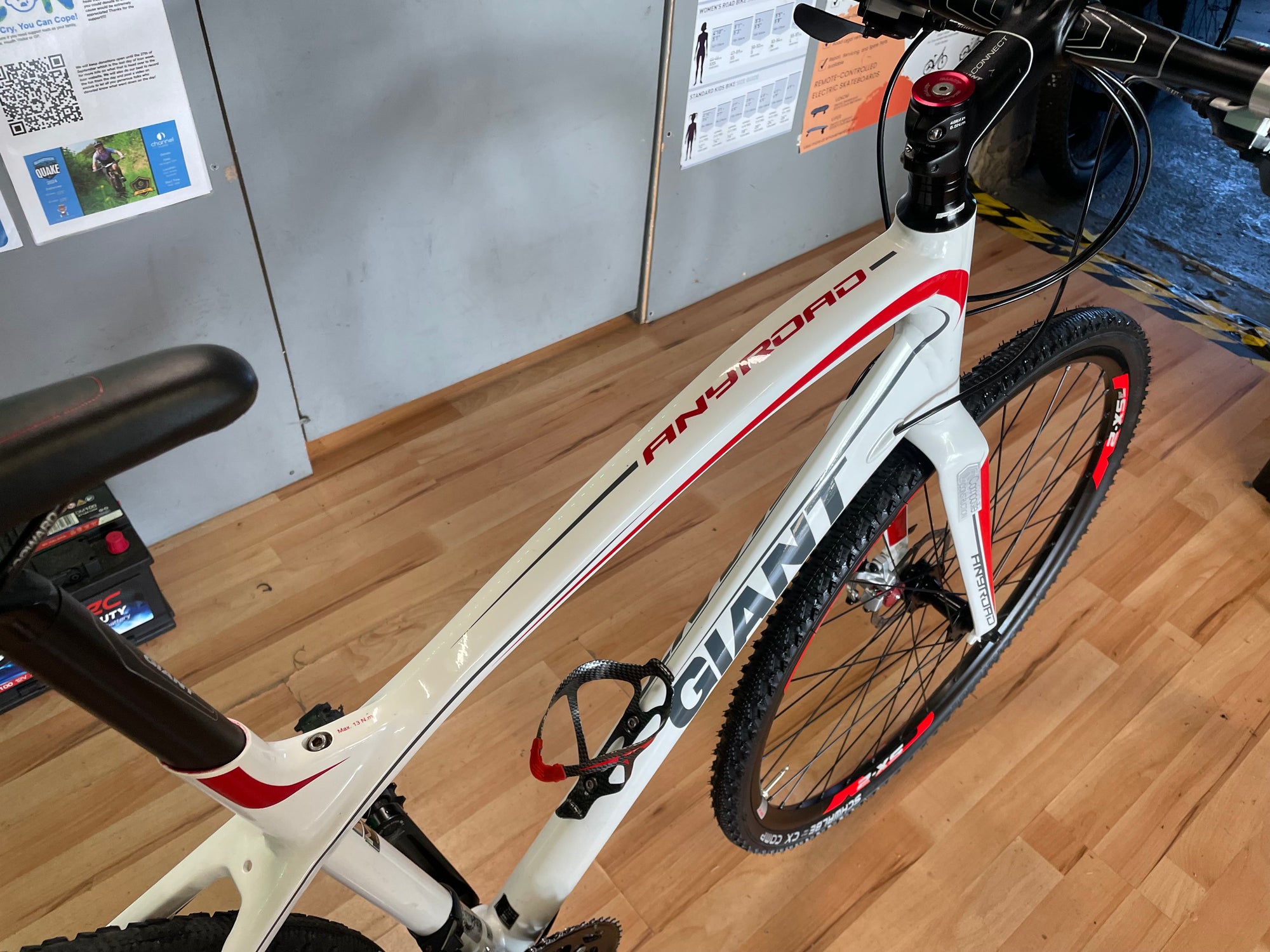 Giant Anyroad 2 White 18” Hybrid/Gravel Bike