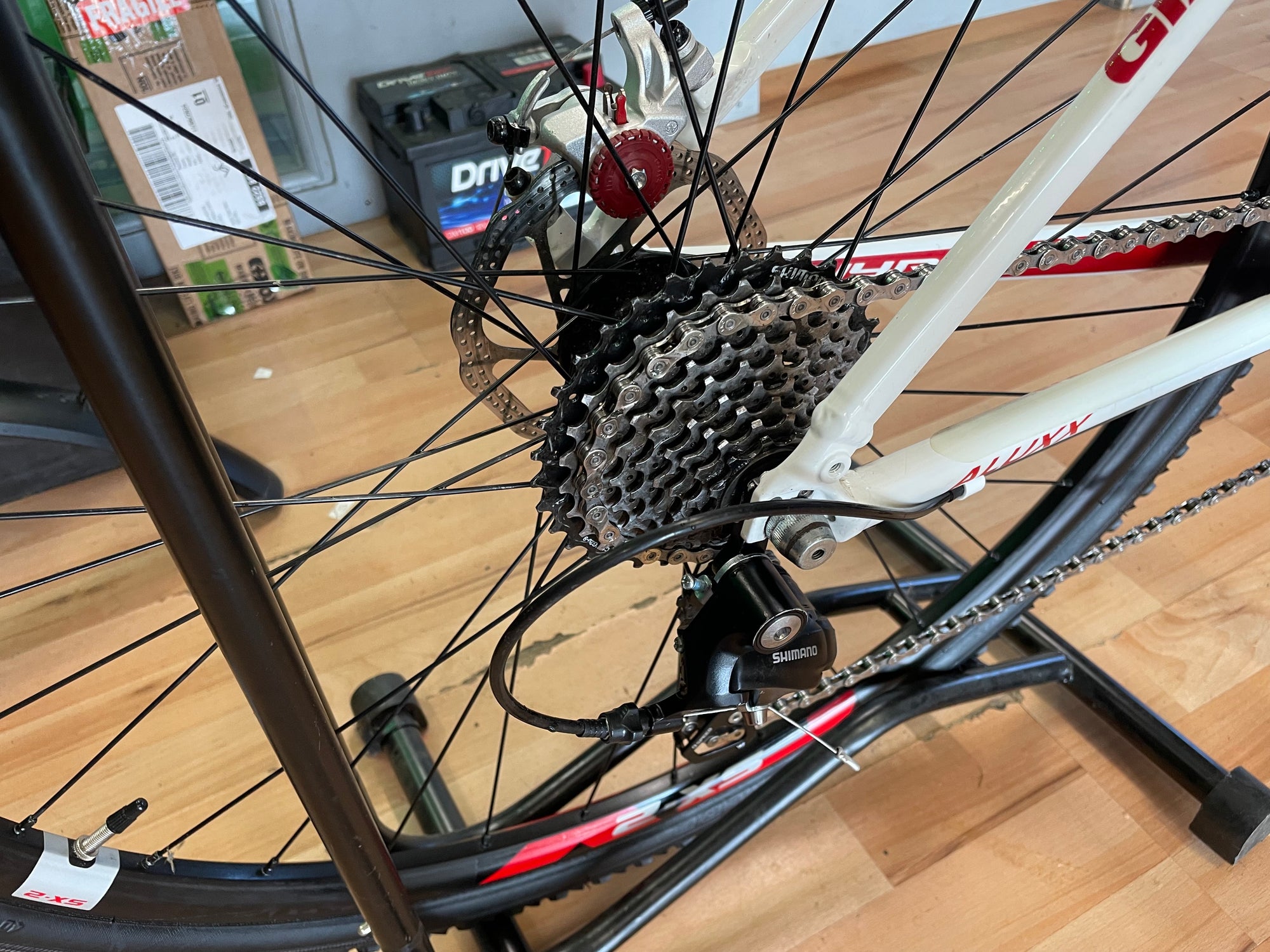 Giant Anyroad 2 White 18” Hybrid/Gravel Bike