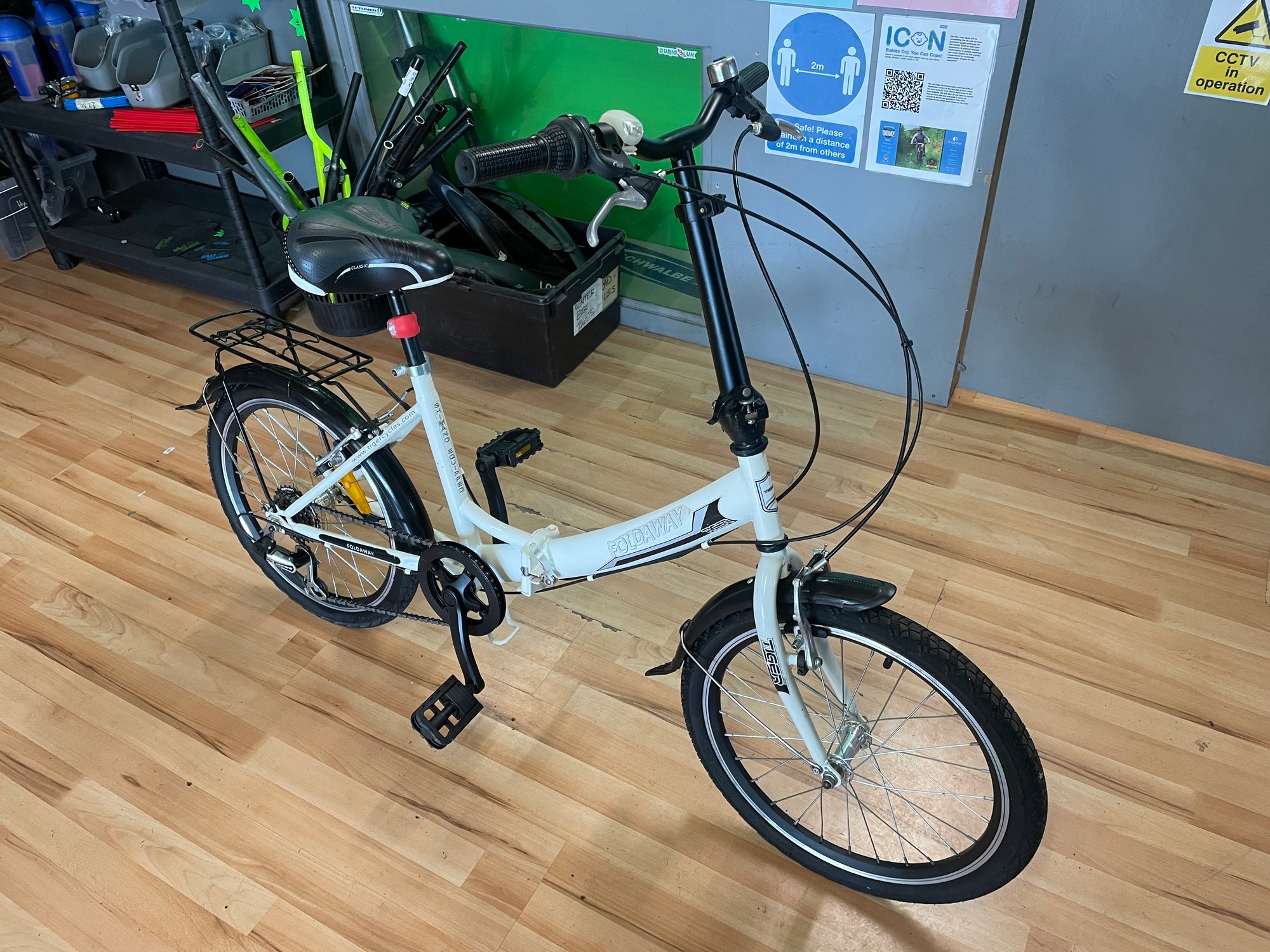 TIGER FOLDAWAY FOLDING BIKE  14” Frame,
WHITE